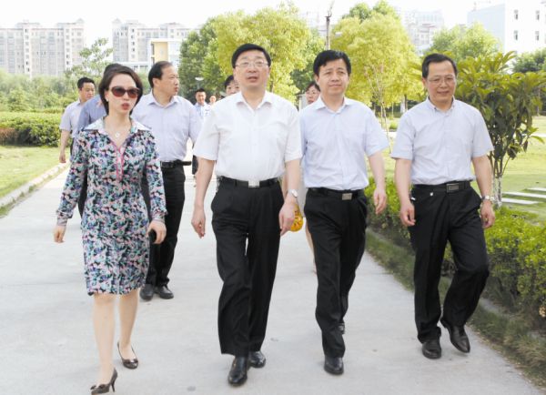 領導蒞臨小區(qū)檢查、指導工作